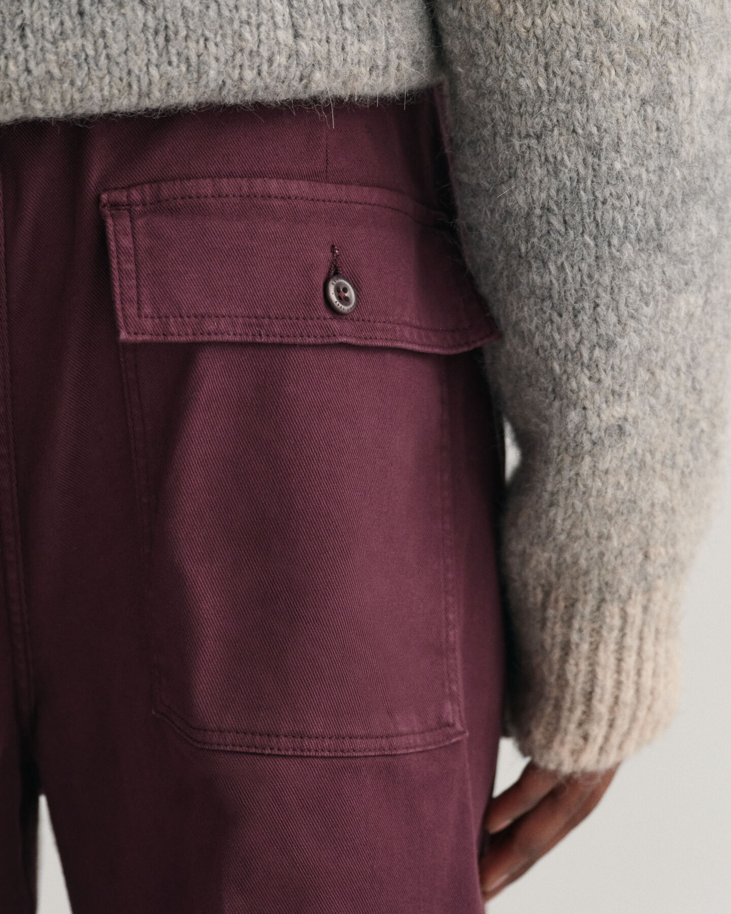 Calças chino com pregas e cinto