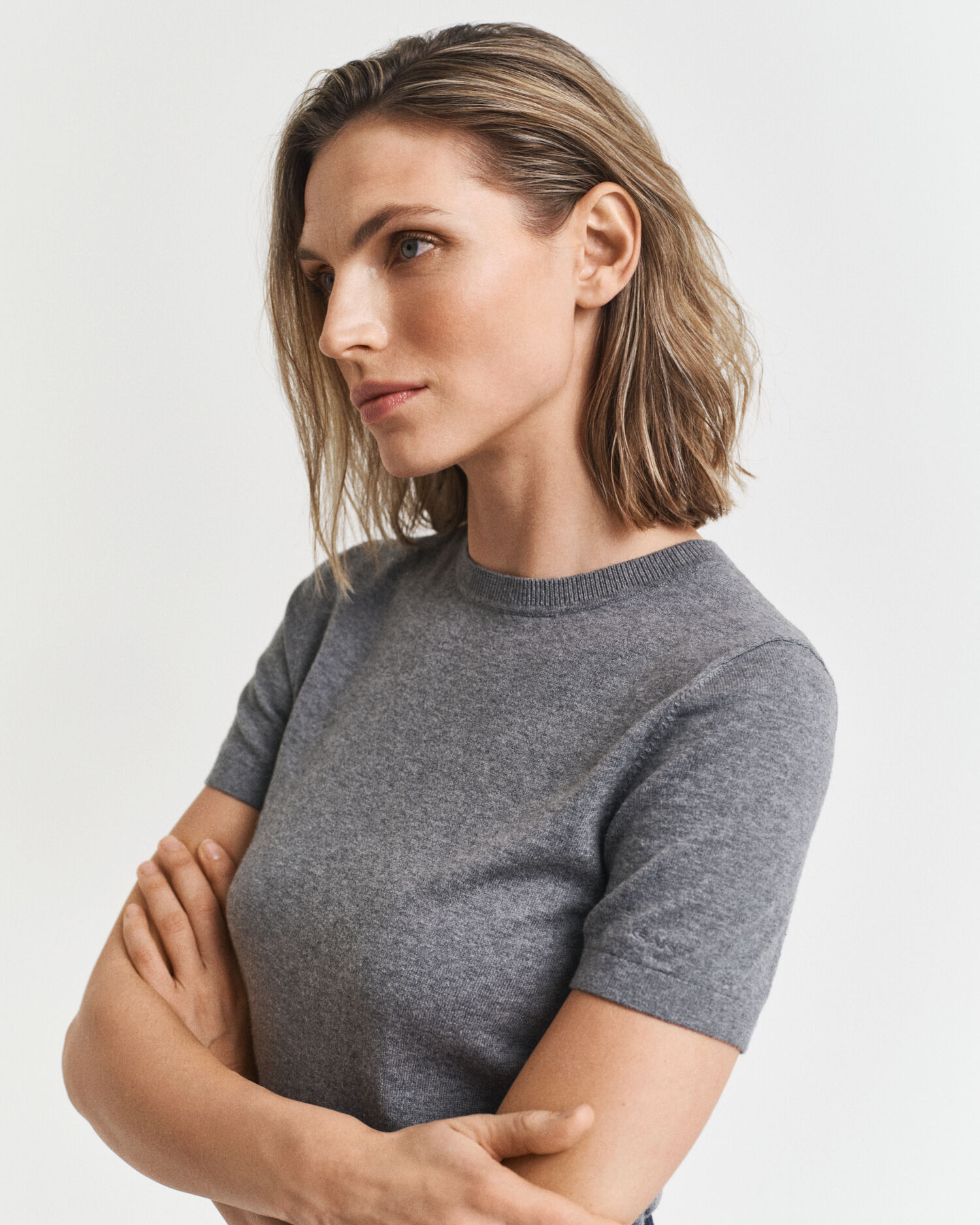 Camisola de malha leve com decote redondo e manga curta