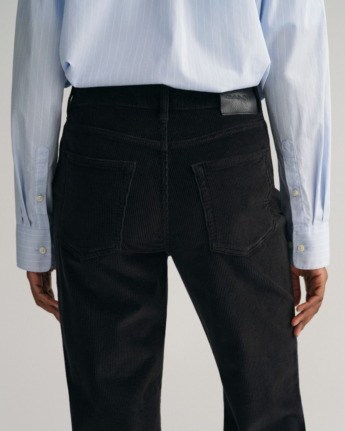 Cal&ccedil;as em bombazina evas&ecirc; pelo tornozelo