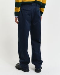 Cal&ccedil;as chino em sarja e algod&atilde;o relaxed fit