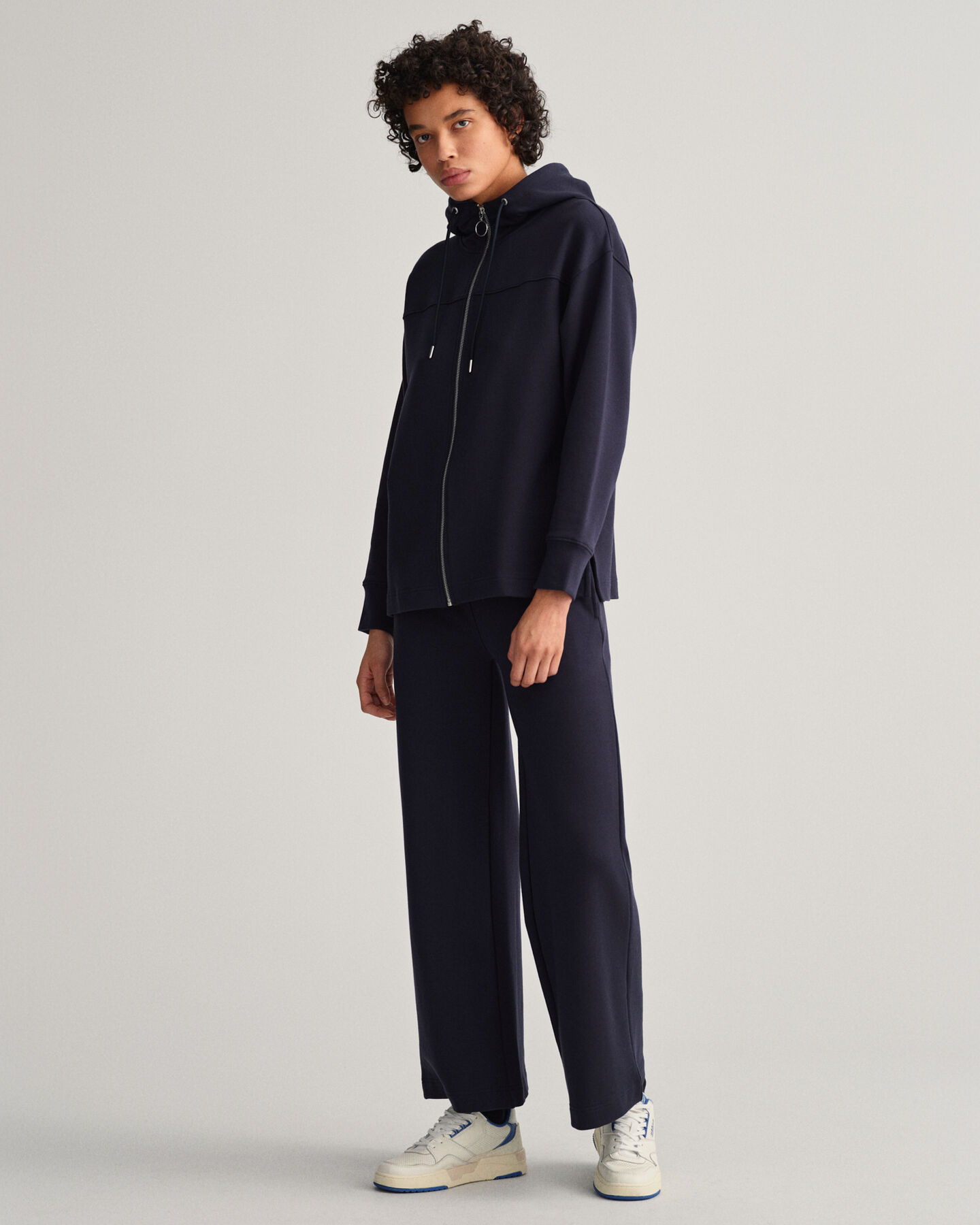 Sweatshirt com capuz e fecho