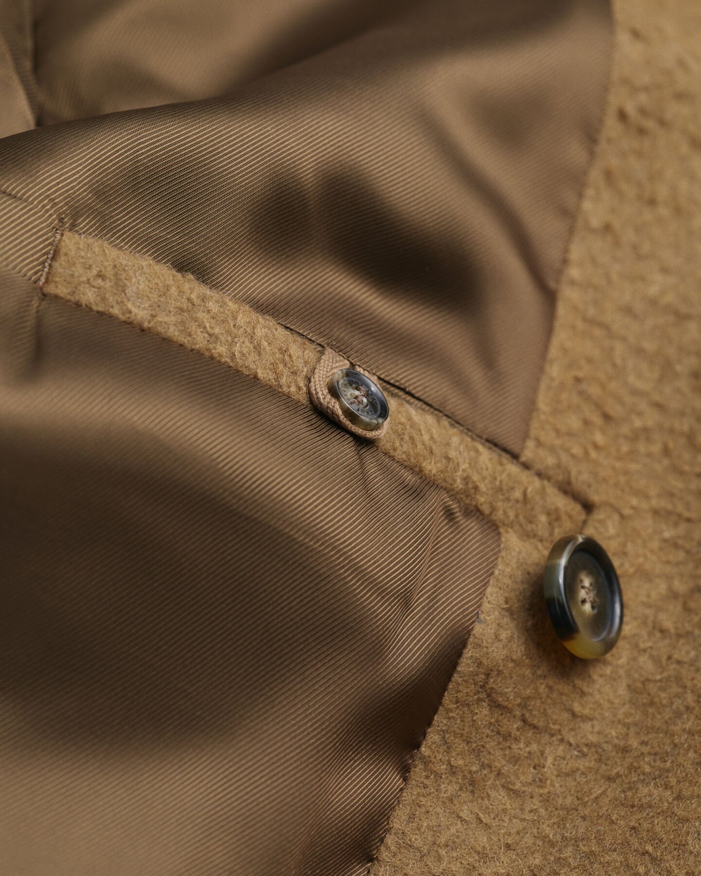 Sobretudo em lã com frente de trespasse