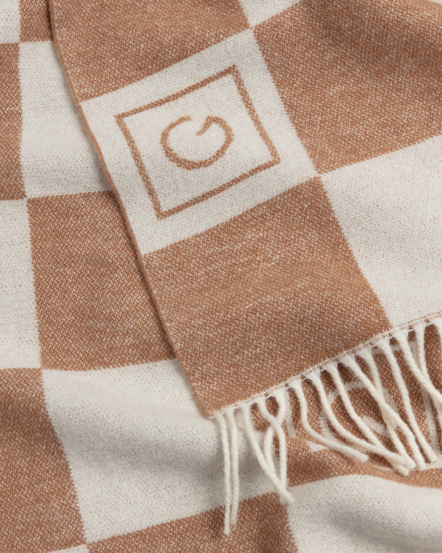 Cachecol em l&atilde; com padr&atilde;o de xadrez no mesmo tom