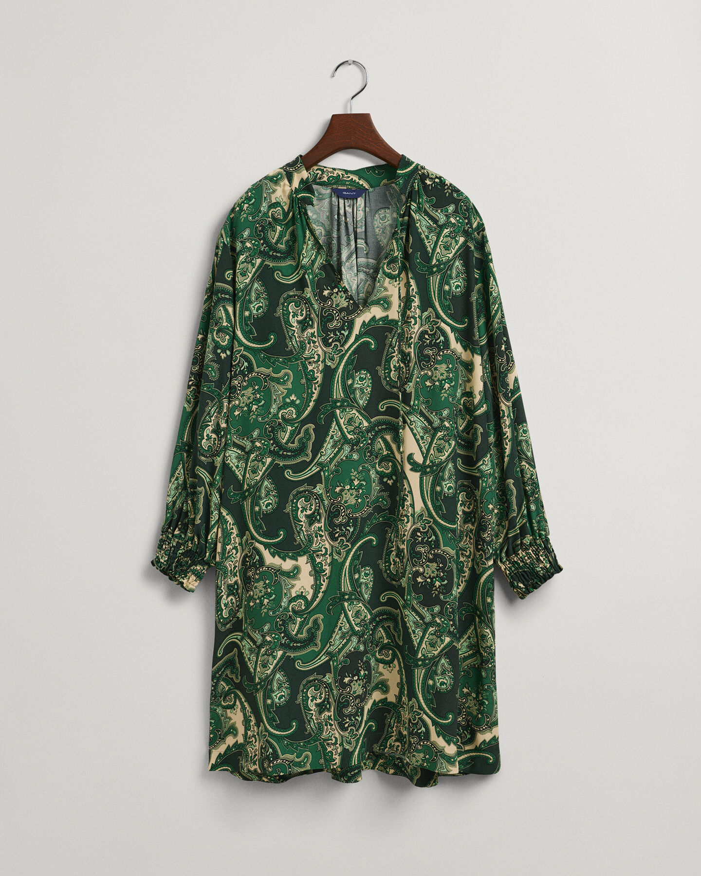 Vestido com gola estilo mao e padr&atilde;o paisley