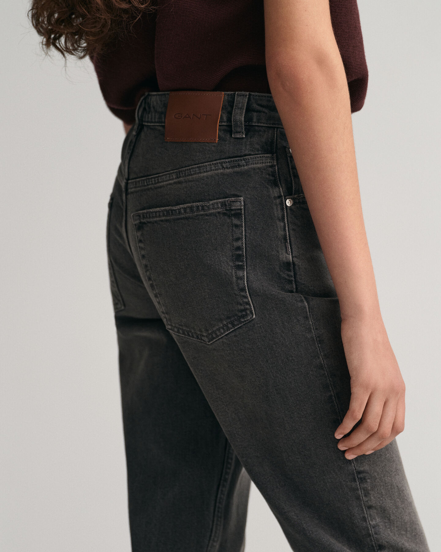 Calças de ganga pelo tornozelo com perna a direito