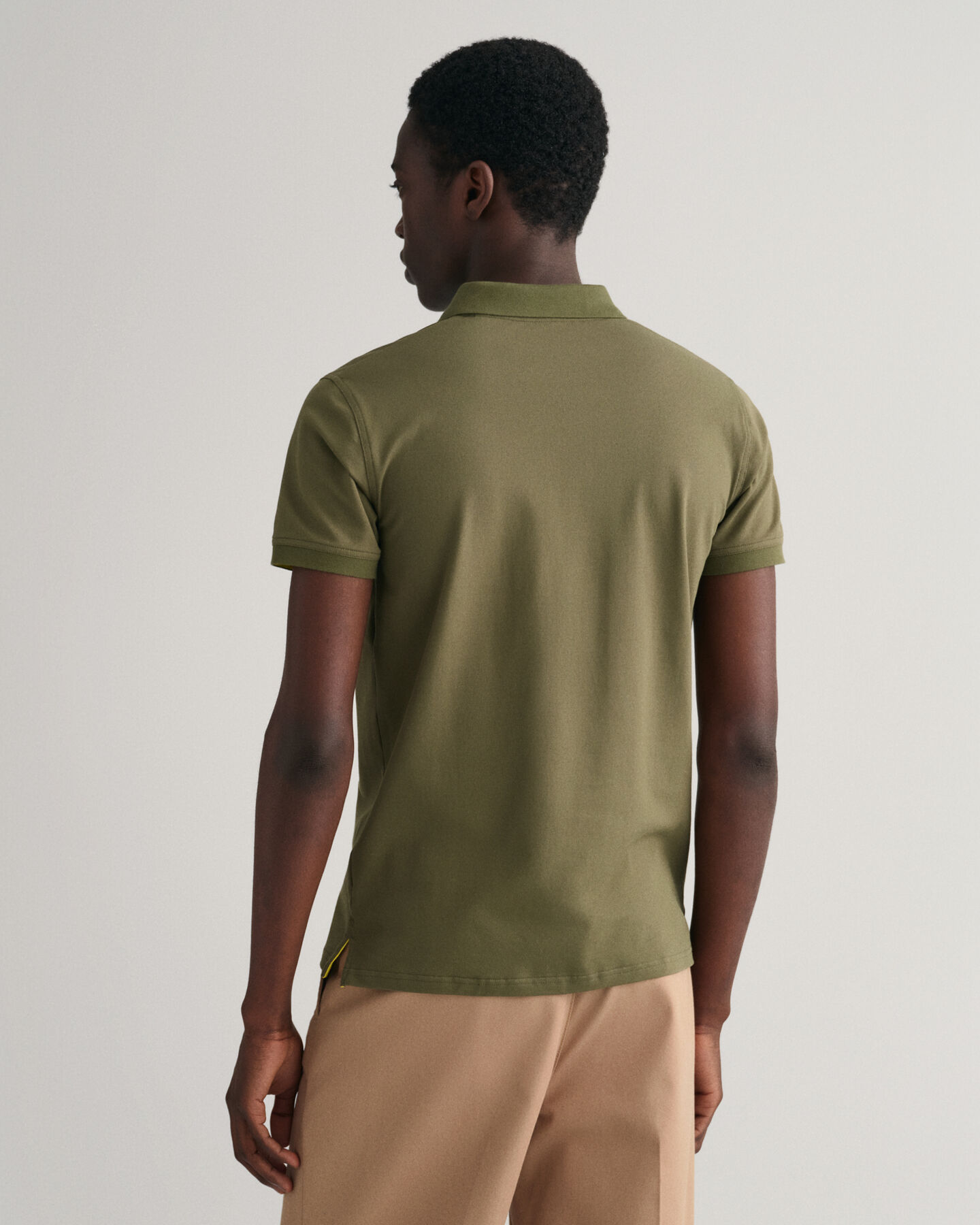 Polo piqu&eacute; com colarinho contrastante