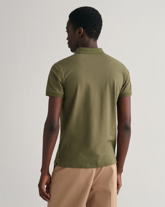 Polo piqu&eacute; com colarinho contrastante