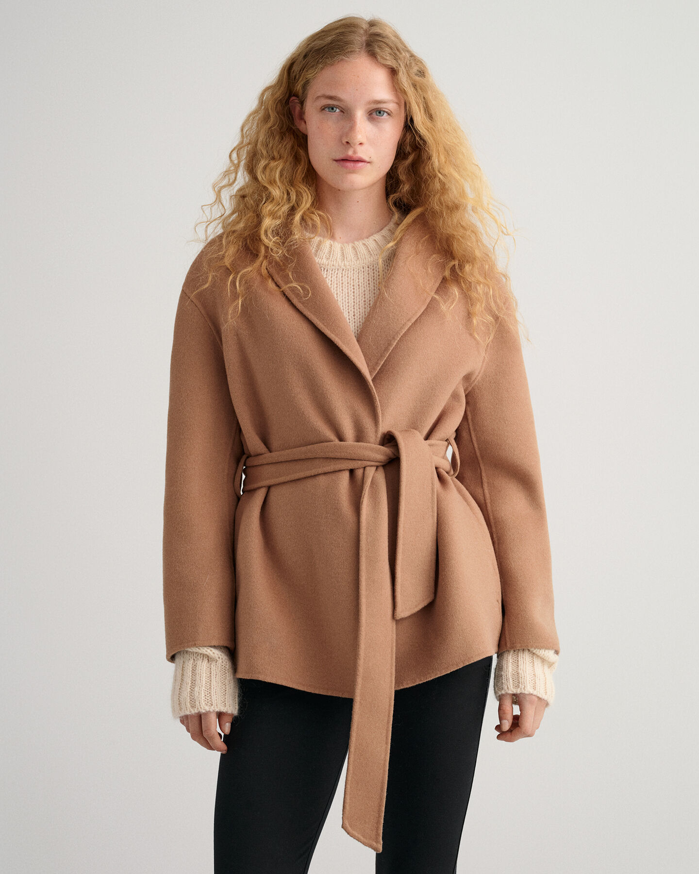 Blazer com cinto cosido à mão