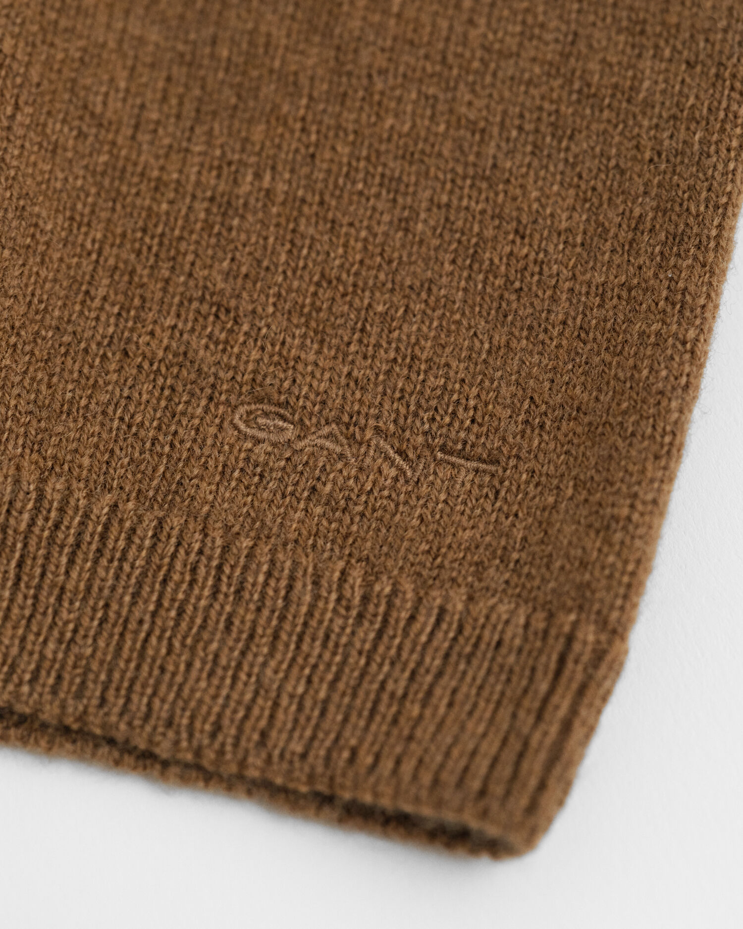 Camisola de malha com decote redondo e manga curta em lã extrafina