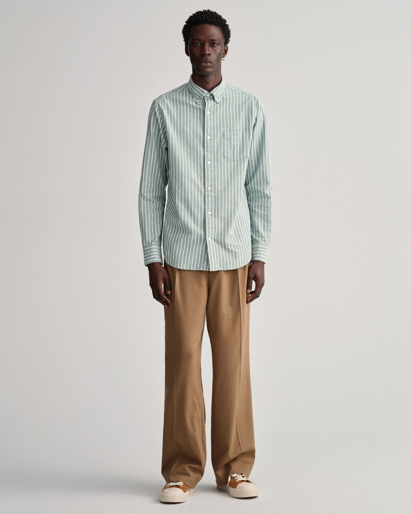 Camisa em tecido Oxford leve &agrave;s riscas regular fit