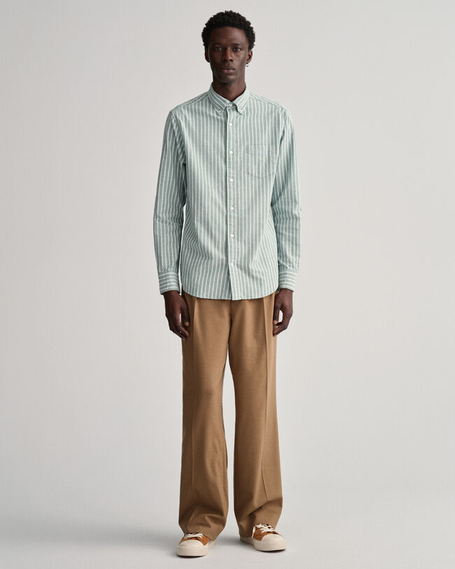 Camisa em tecido Oxford leve &agrave;s riscas regular fit