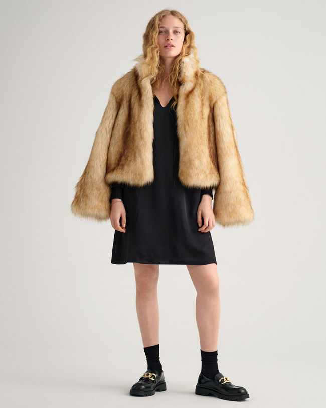 Vestido com gola estilo mao