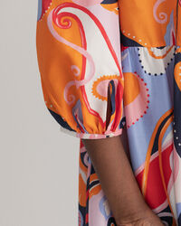 Vestido em seda com padr&atilde;o paisley