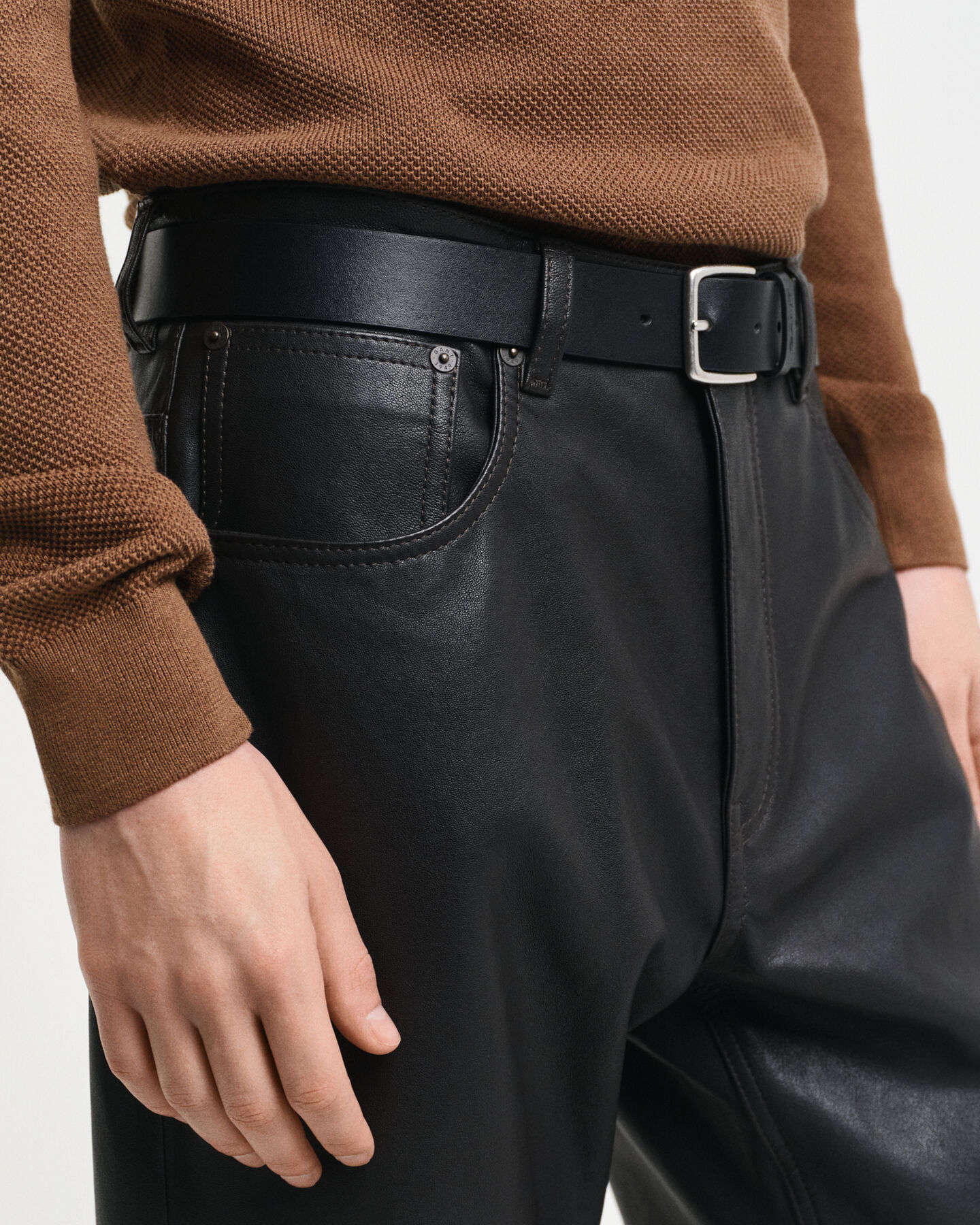 Cal&ccedil;as em pele com 5&nbsp;bolsos