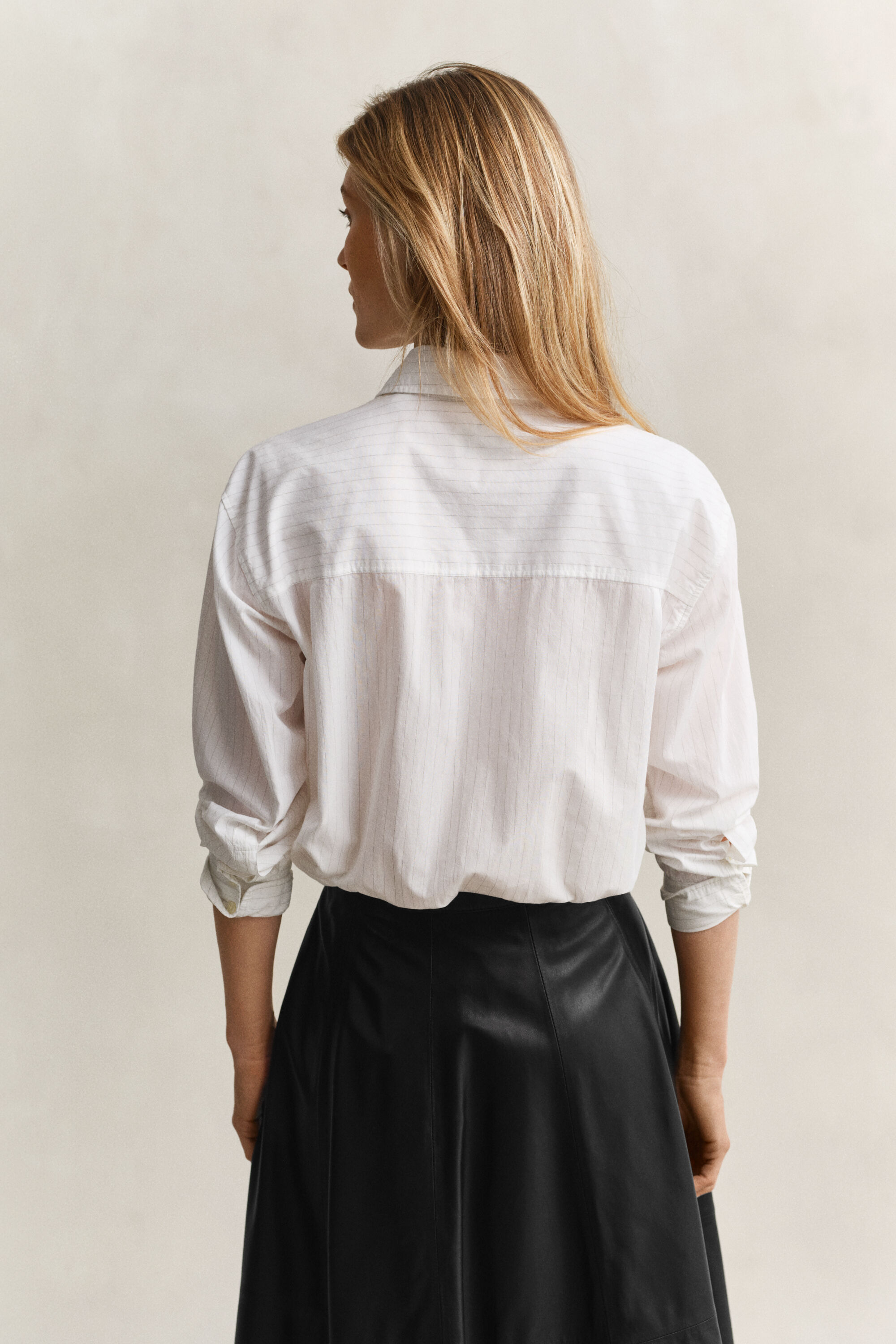 Camisa bordada às riscas