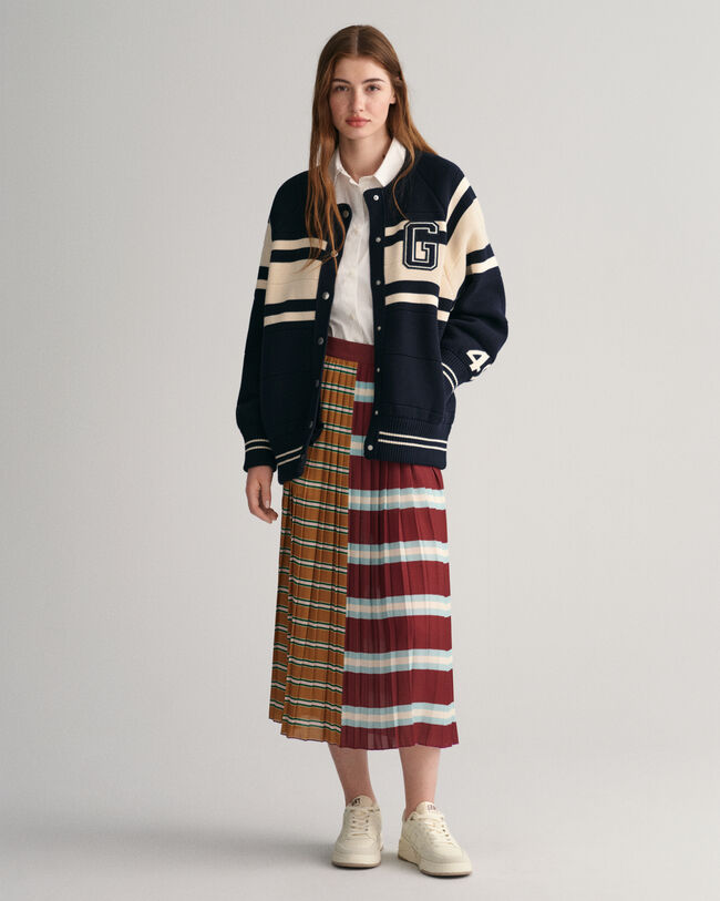 Saia com pregas às riscas