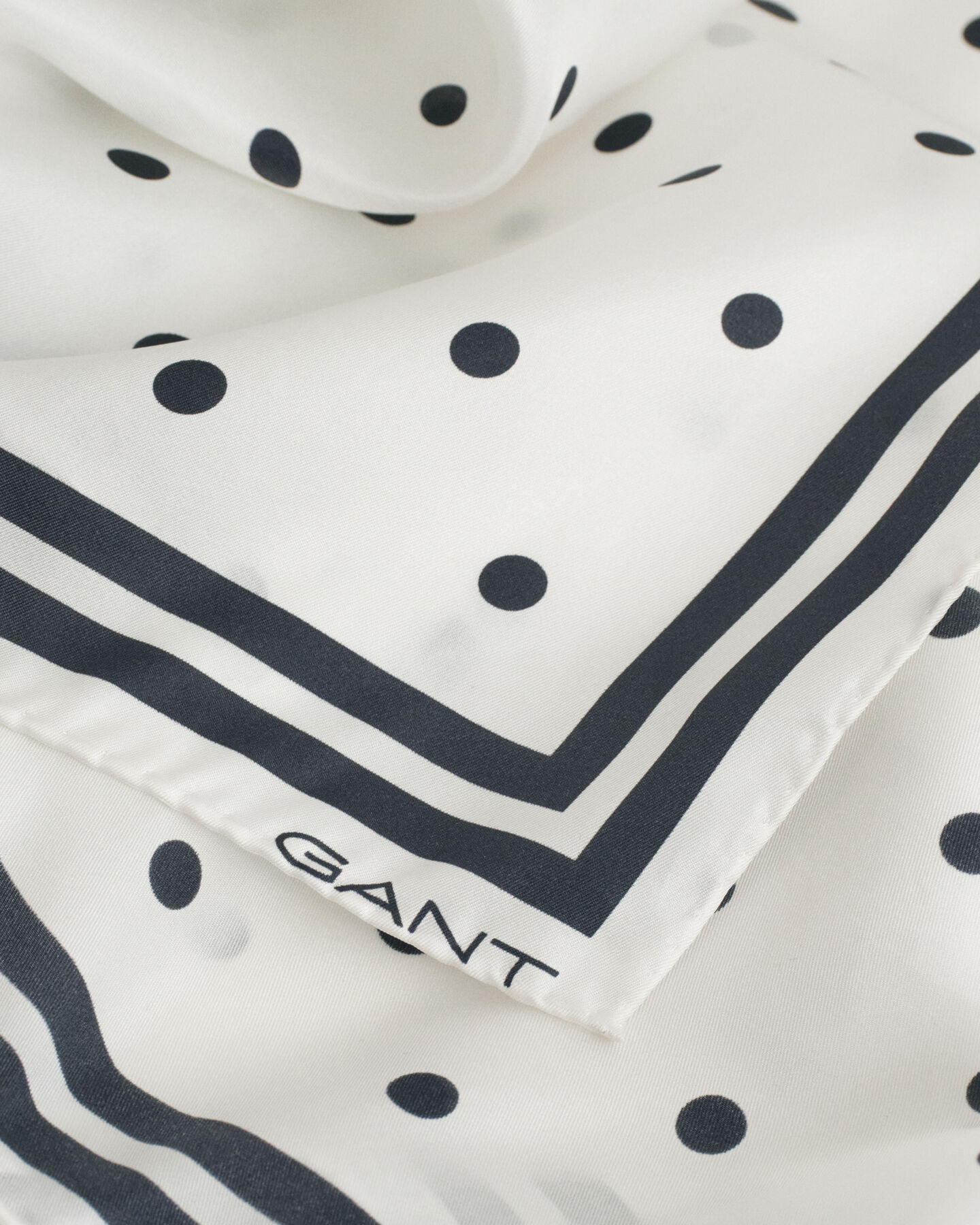 Lenço de seda com estampado às bolinhas