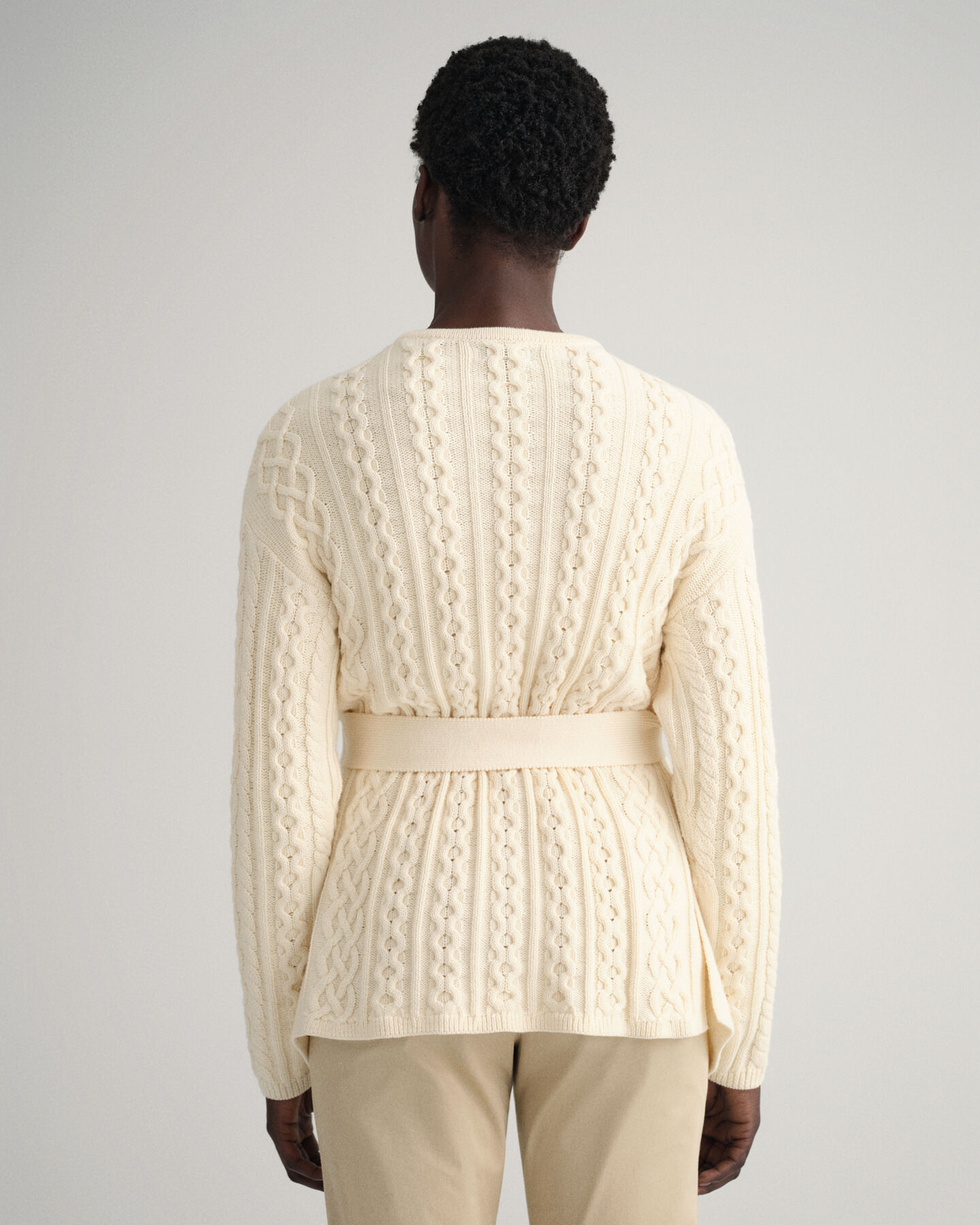 Casaco de malha entrançada com frente de trespasse