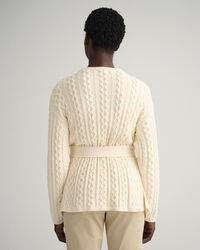 Casaco de malha entrançada com frente de trespasse