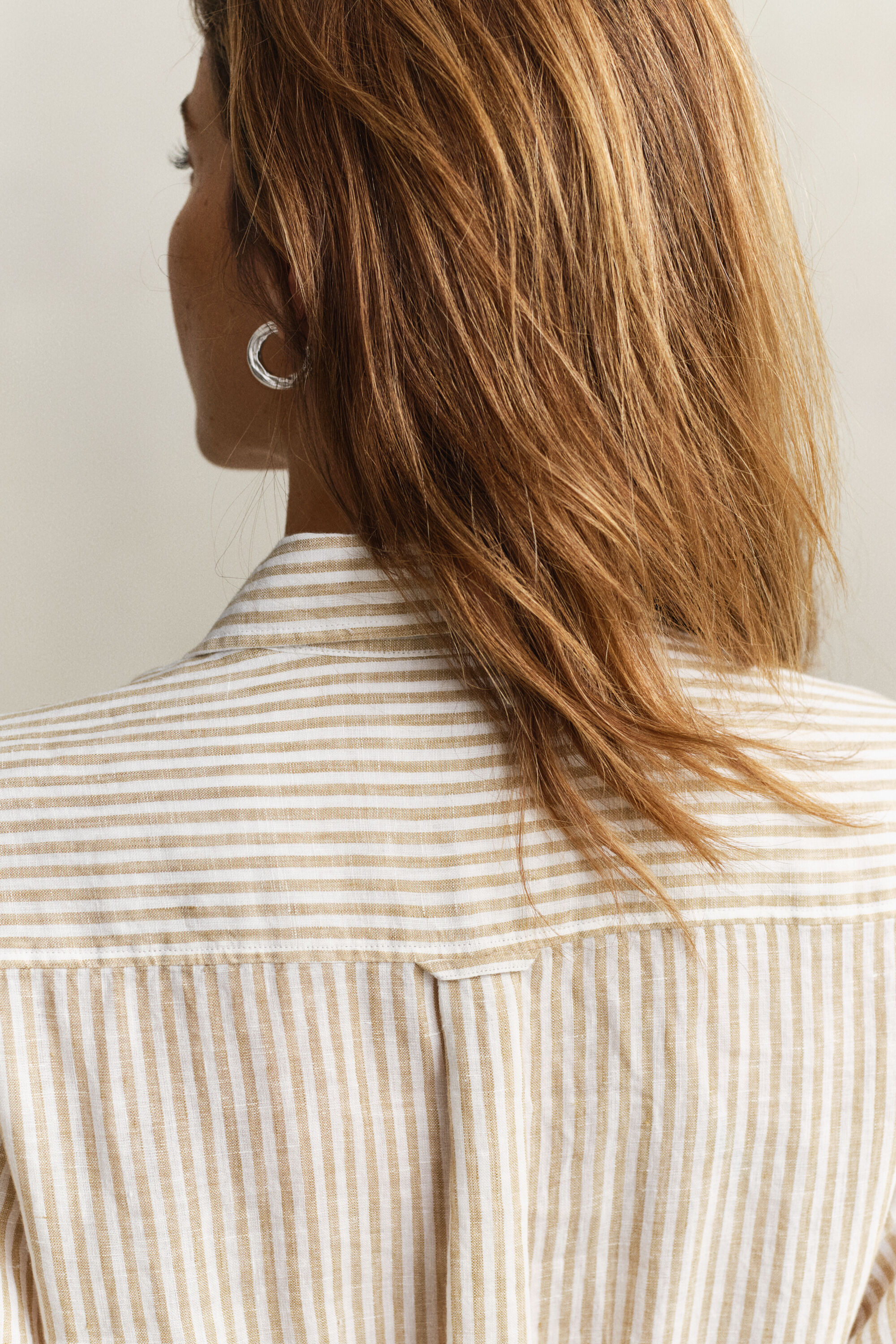 Vestido-camisa em linho às riscas