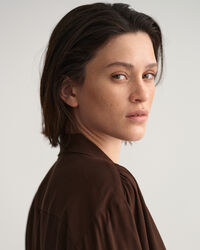 Camisa com la&ccedil;o