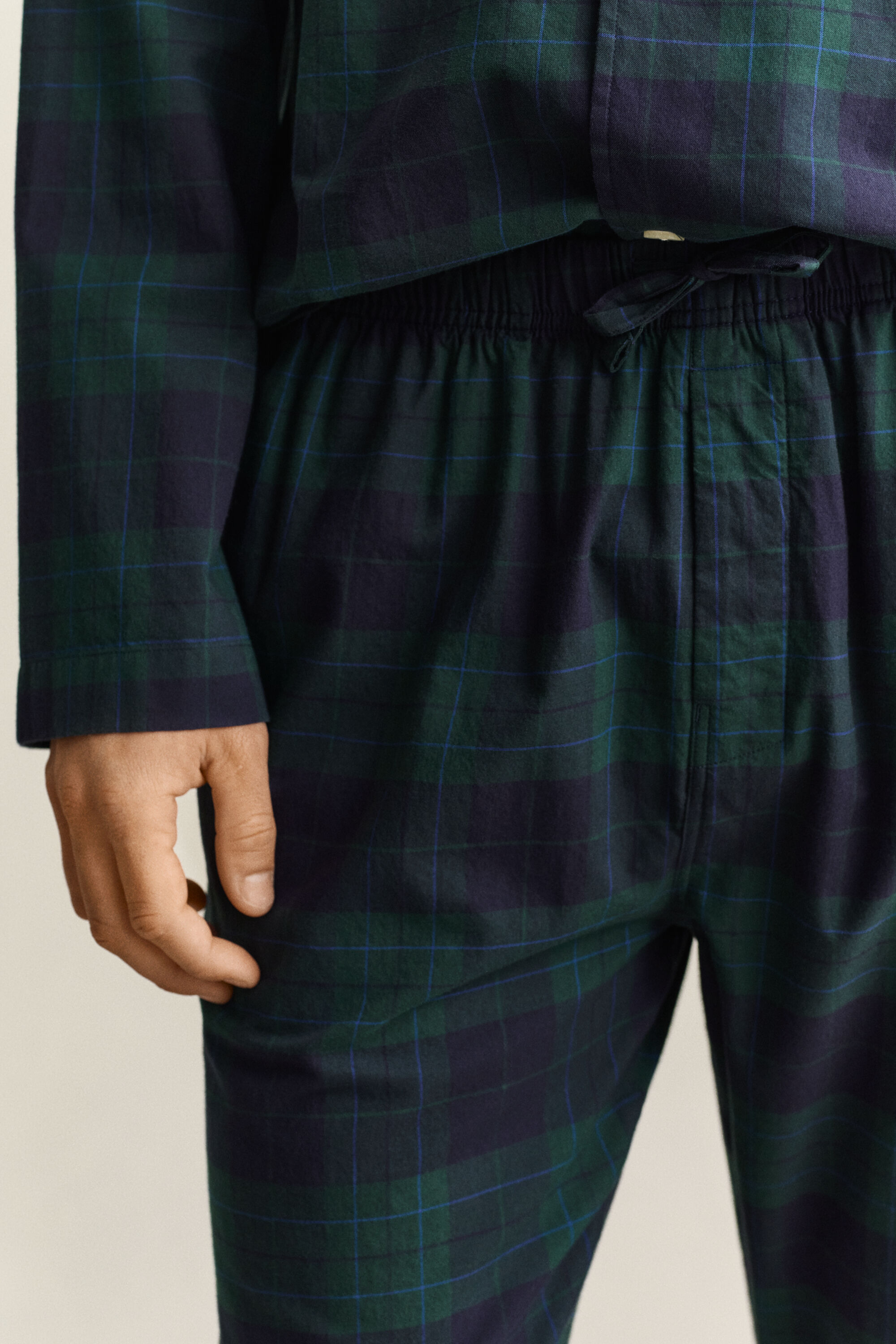 Caixa de presente com pijama com padrão de xadrez