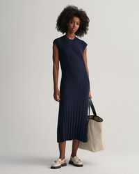 Vestido sem mangas e com decote redondo em malha