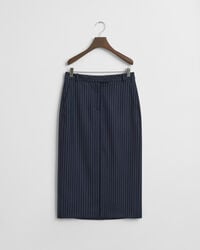 Saia de comprimento médio às riscas