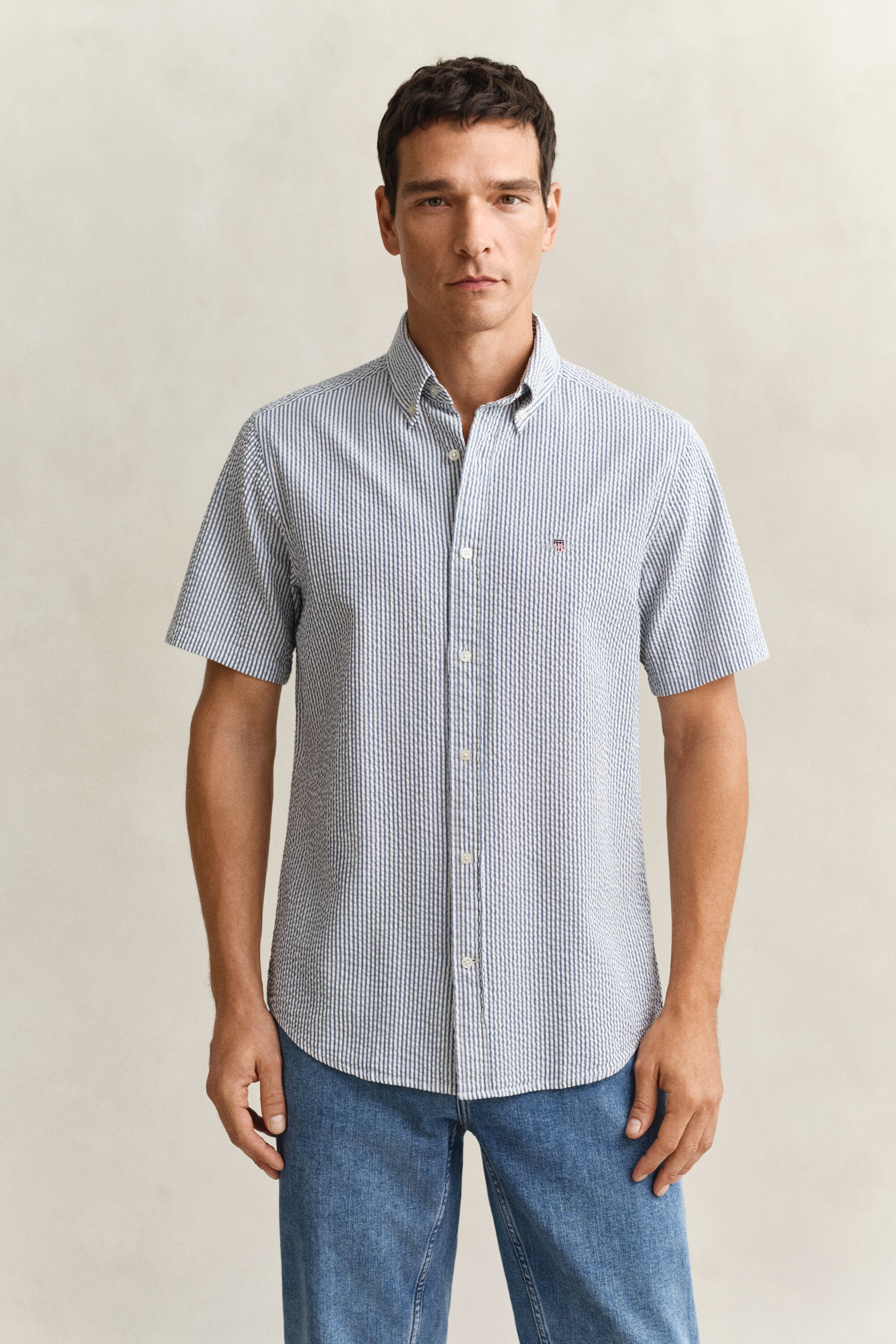 Camisa de manga curta Seersucker às riscas