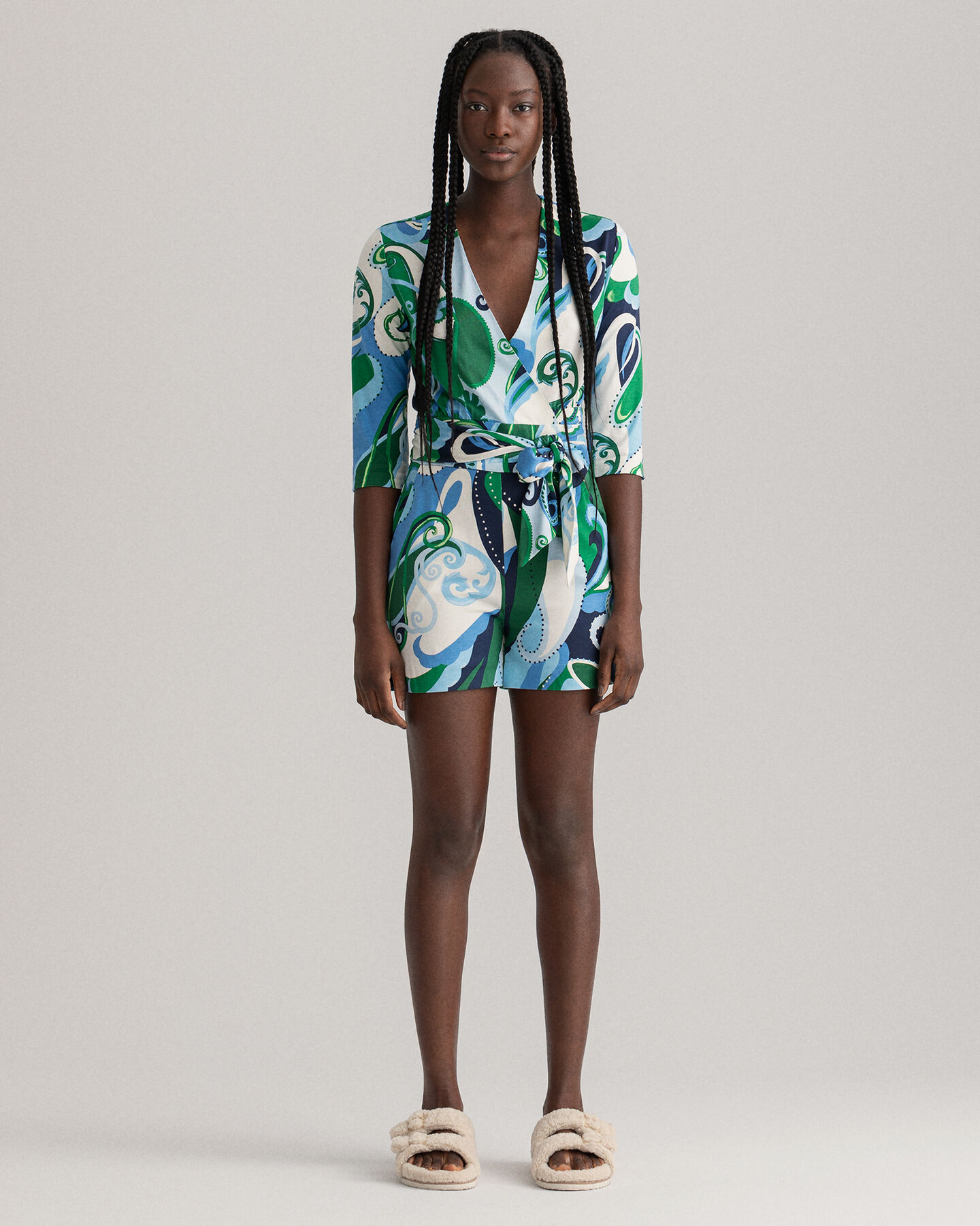 Macacão curto com padrão paisley