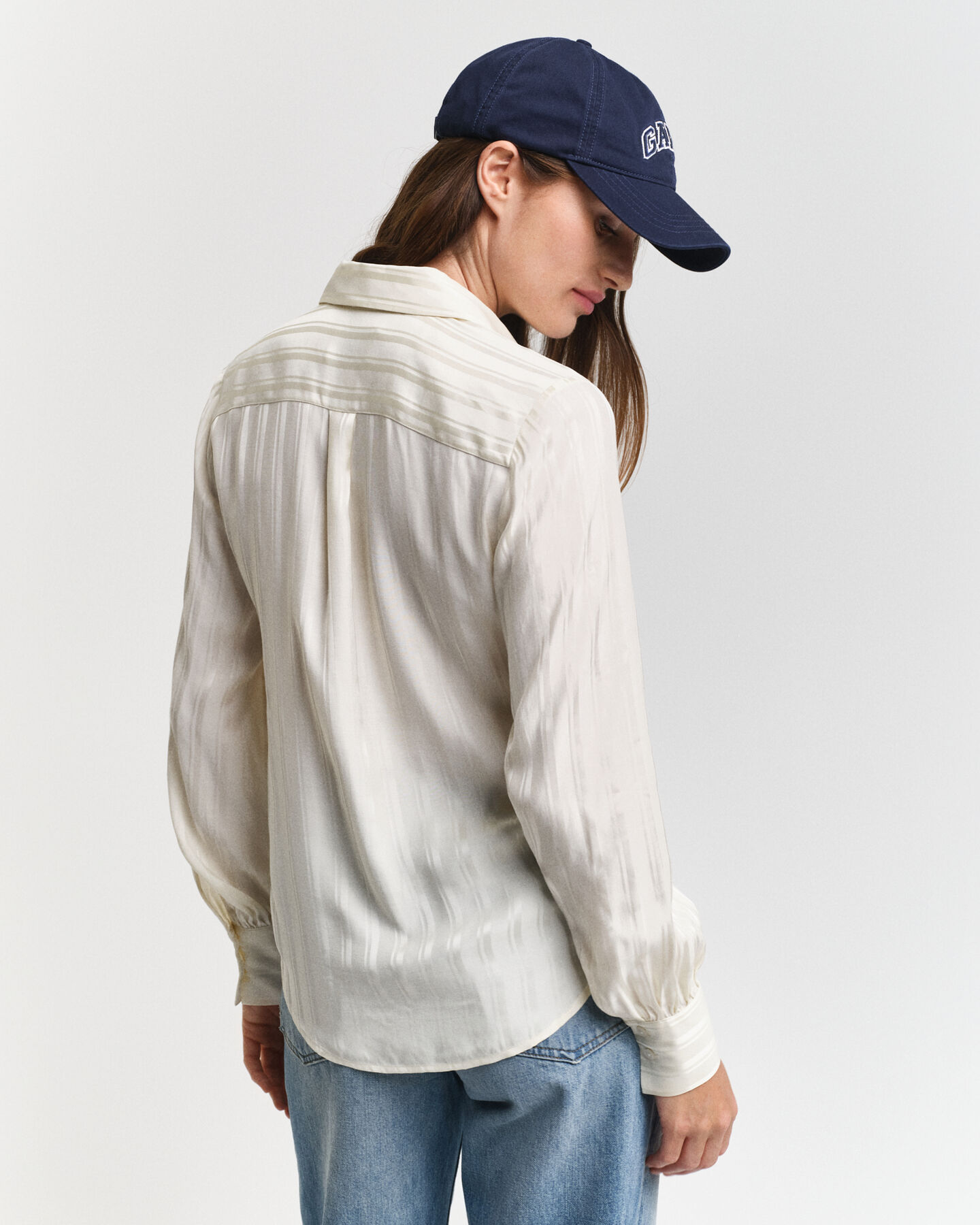 Camisa em cetim &agrave;s riscas regular fit