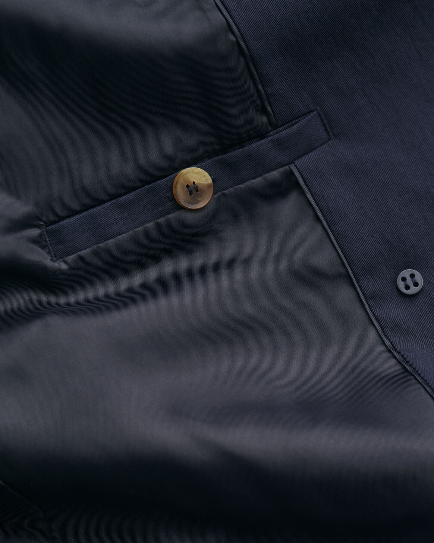 Casaco estilo gabardina com comprimento médio