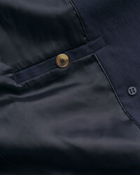 Casaco estilo gabardina com comprimento médio