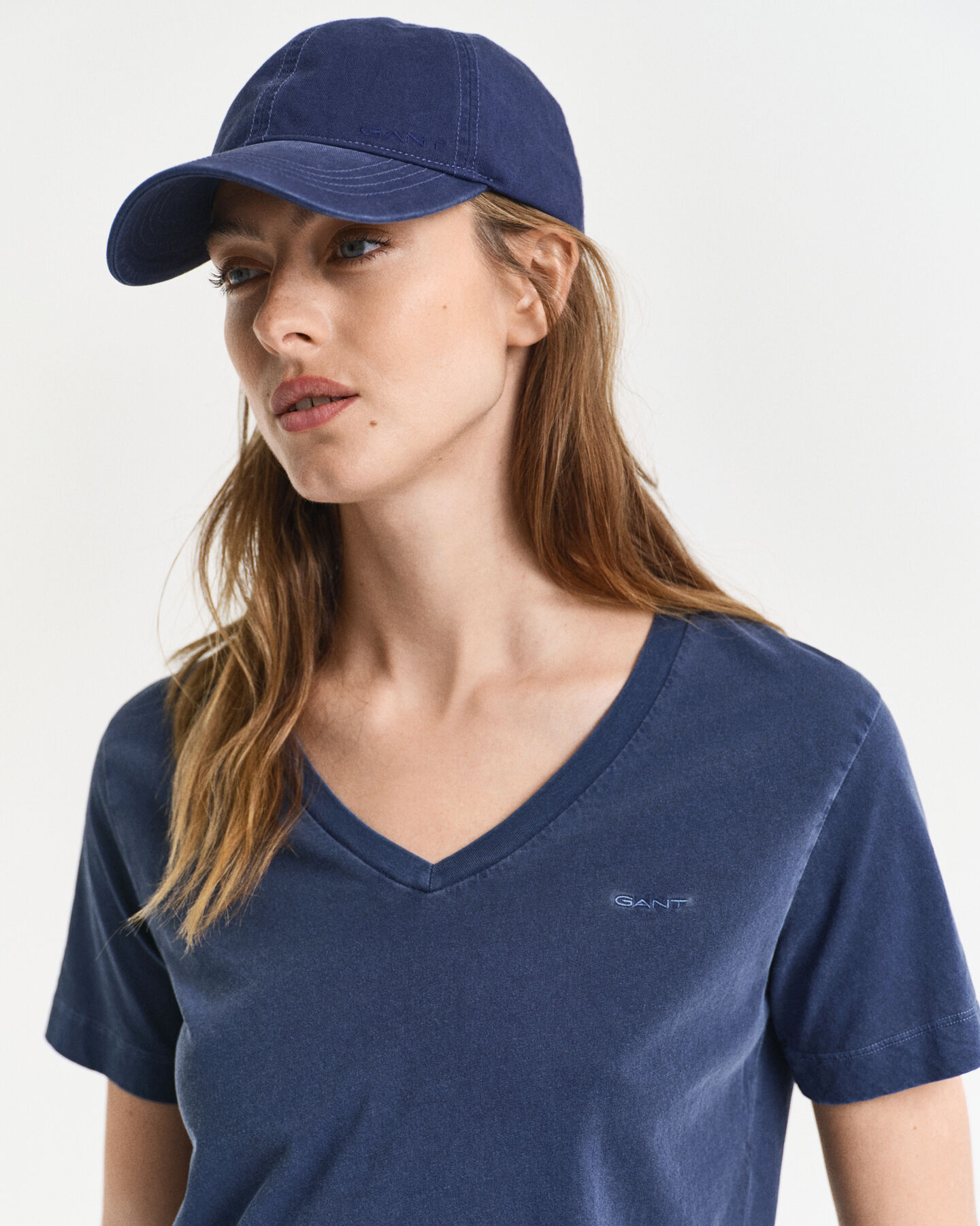 T-shirt com decote em V Sunfaded