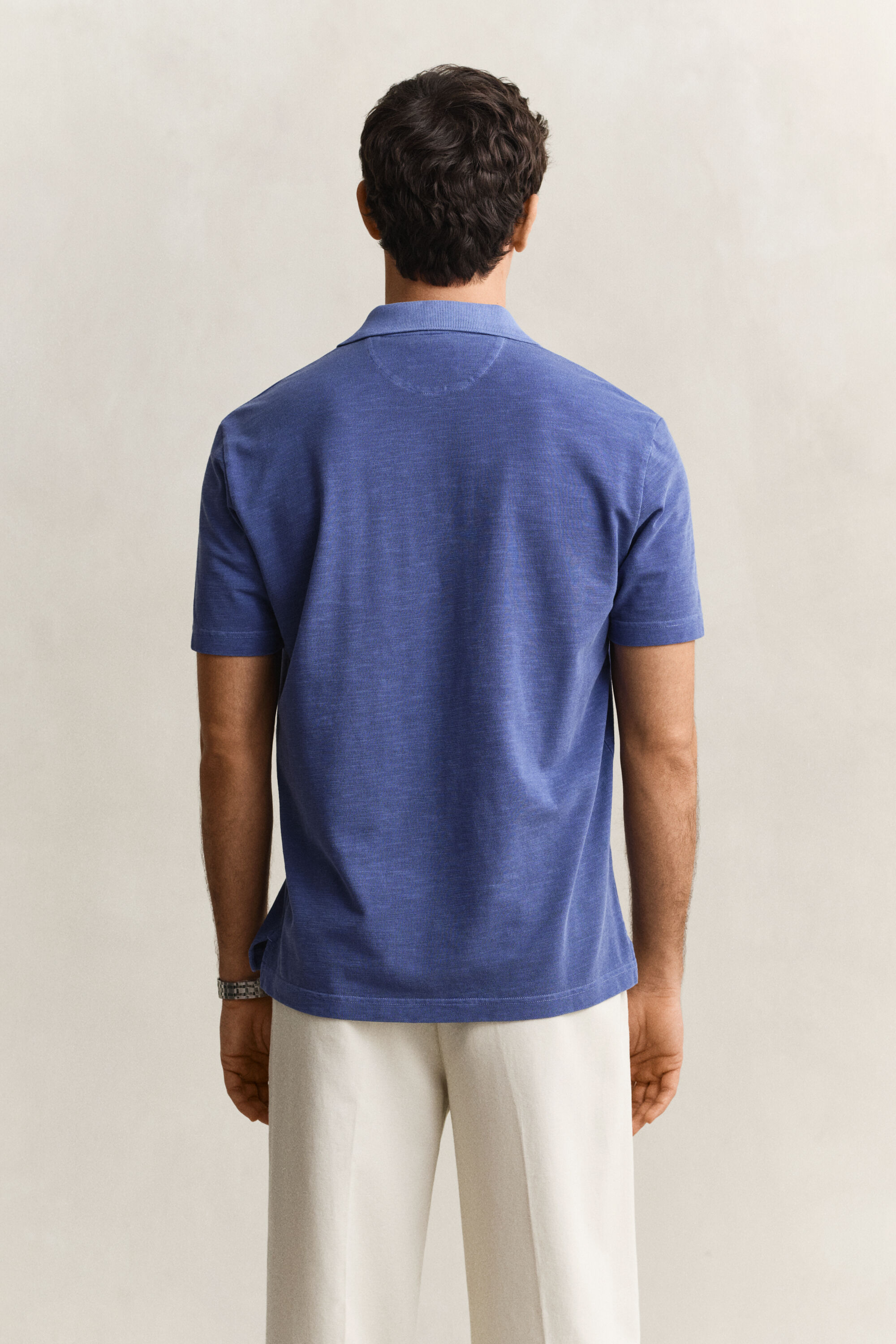 Polo com efeito desgastado