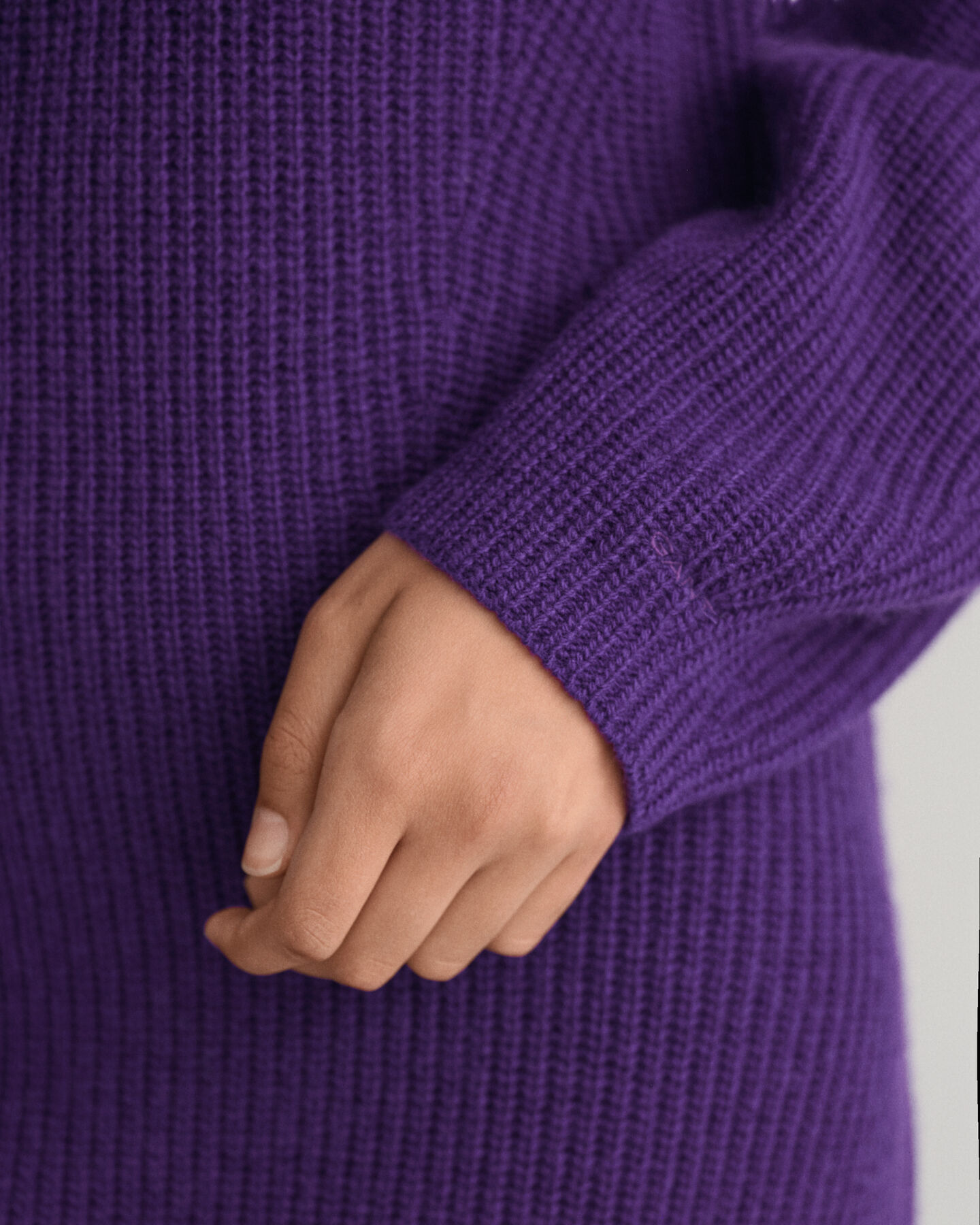 Vestido com decote em V em l&atilde; canelada