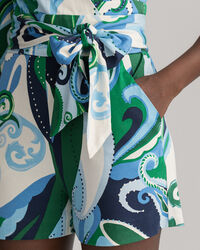 Macacão curto com padrão paisley