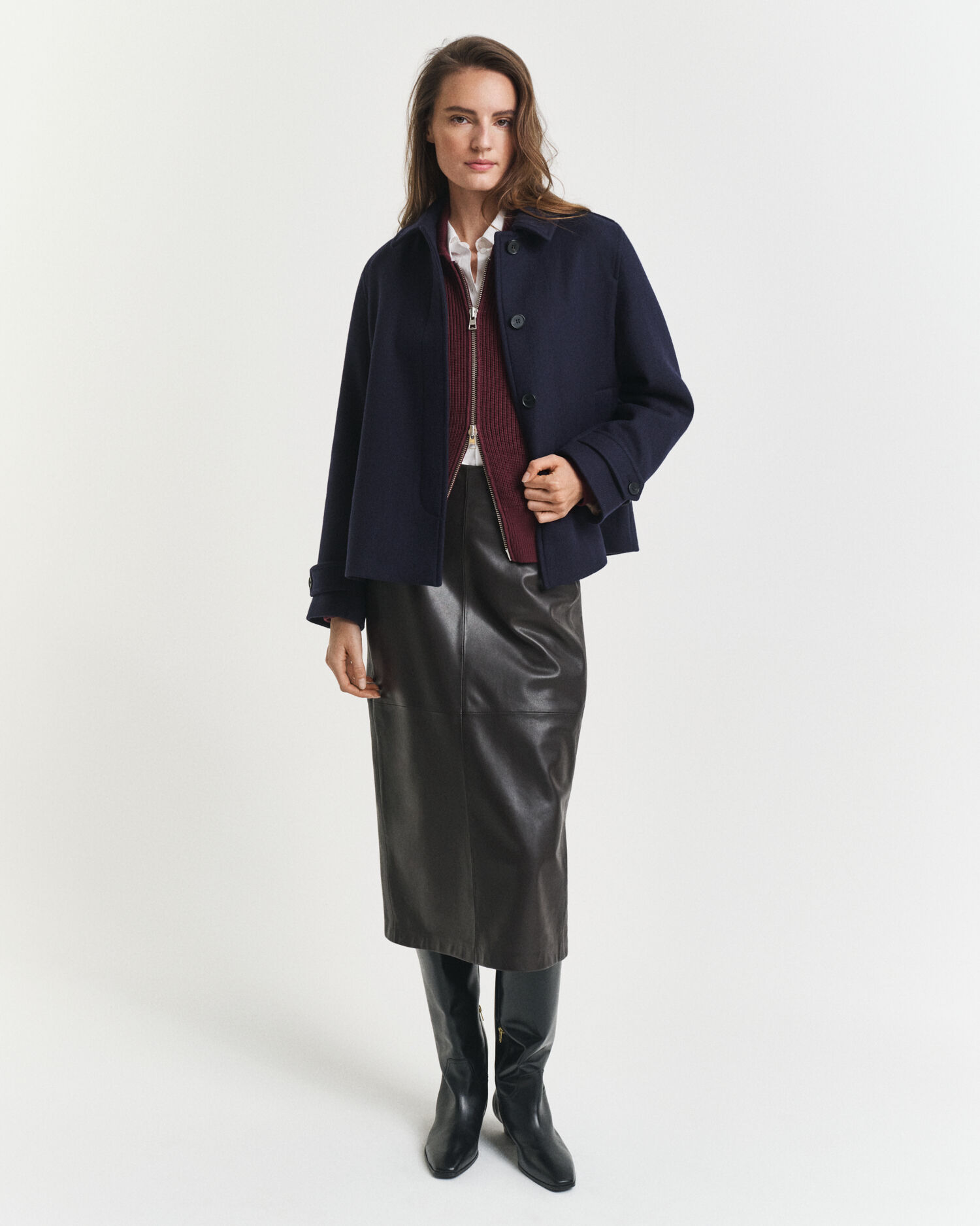 Saia lápis em pele de comprimento médio