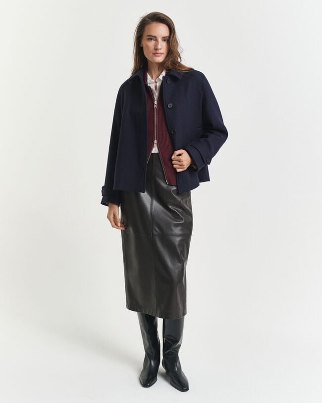 Saia lápis em pele de comprimento médio