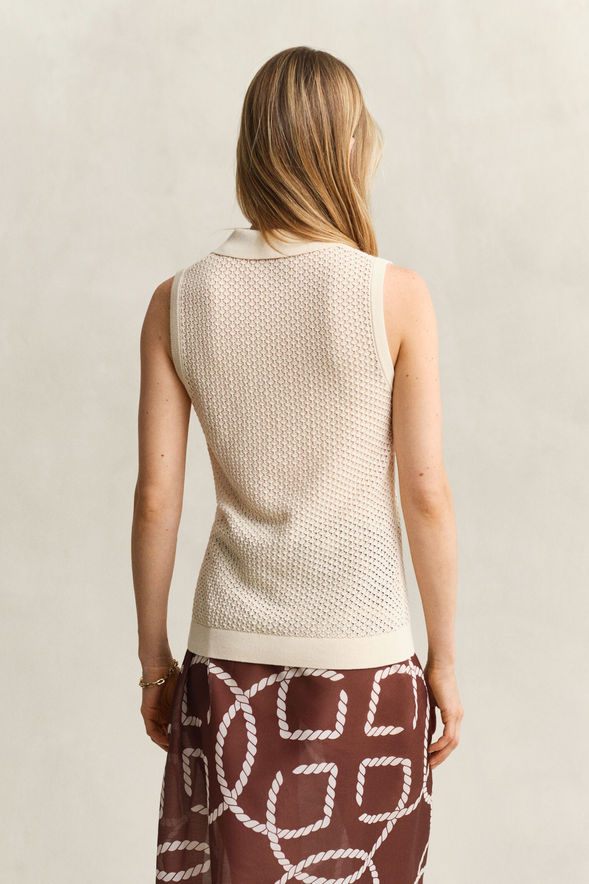 Top em malha de renda sem mangas