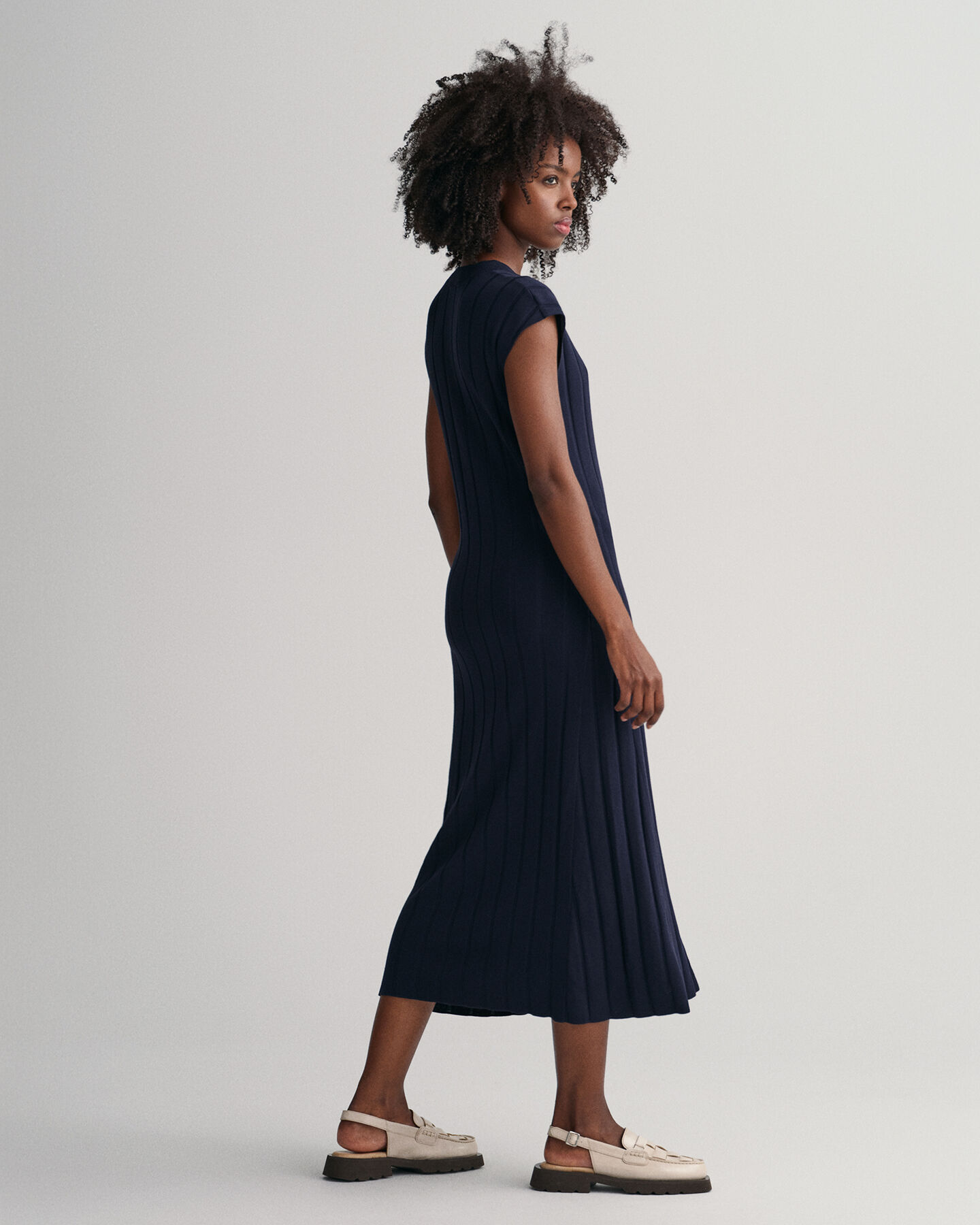 Vestido sem mangas e com decote redondo em malha