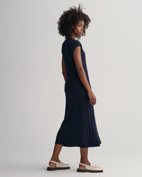 Vestido sem mangas e com decote redondo em malha