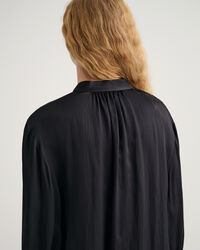 Vestido com gola estilo mao