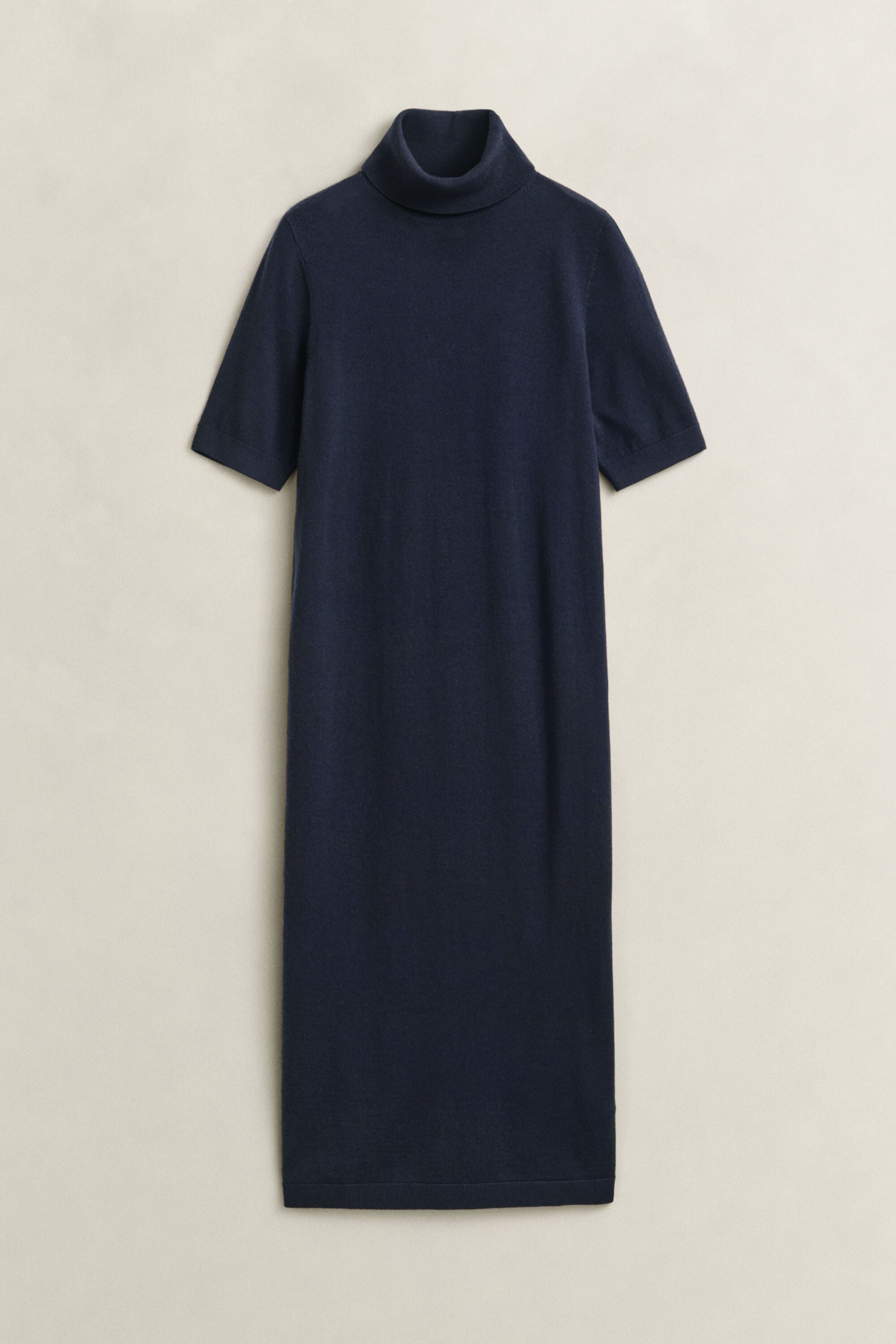 Vestido de gola alta em lã de merino