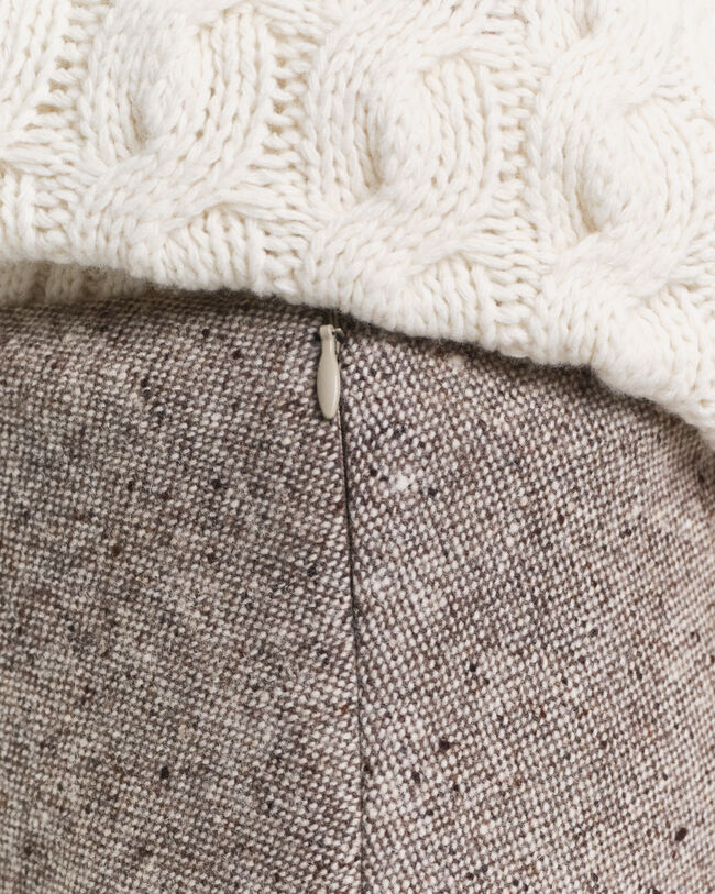 Saia em lã com comprimento médio evasê