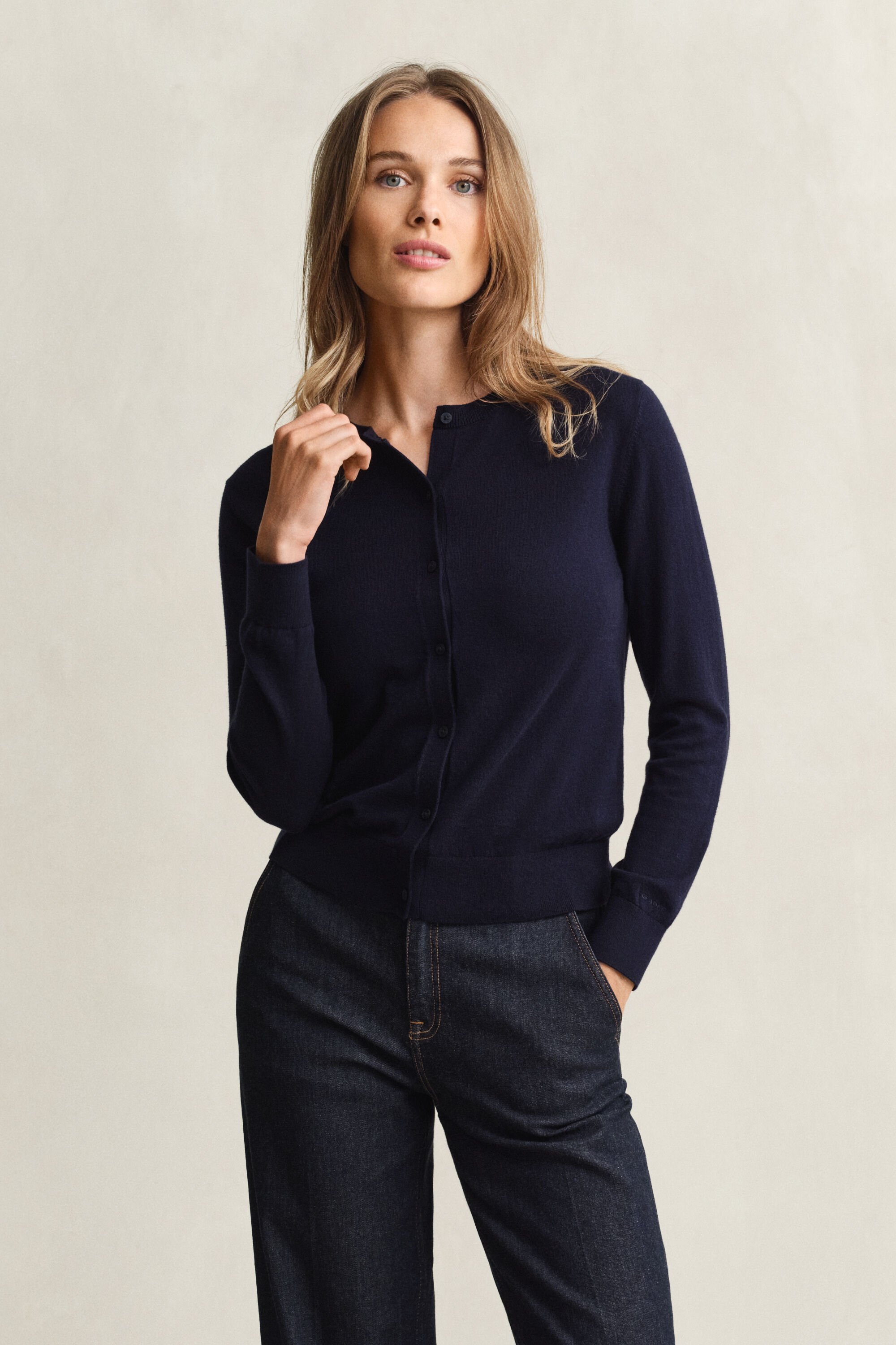 Casaco de malha com decote redondo leve