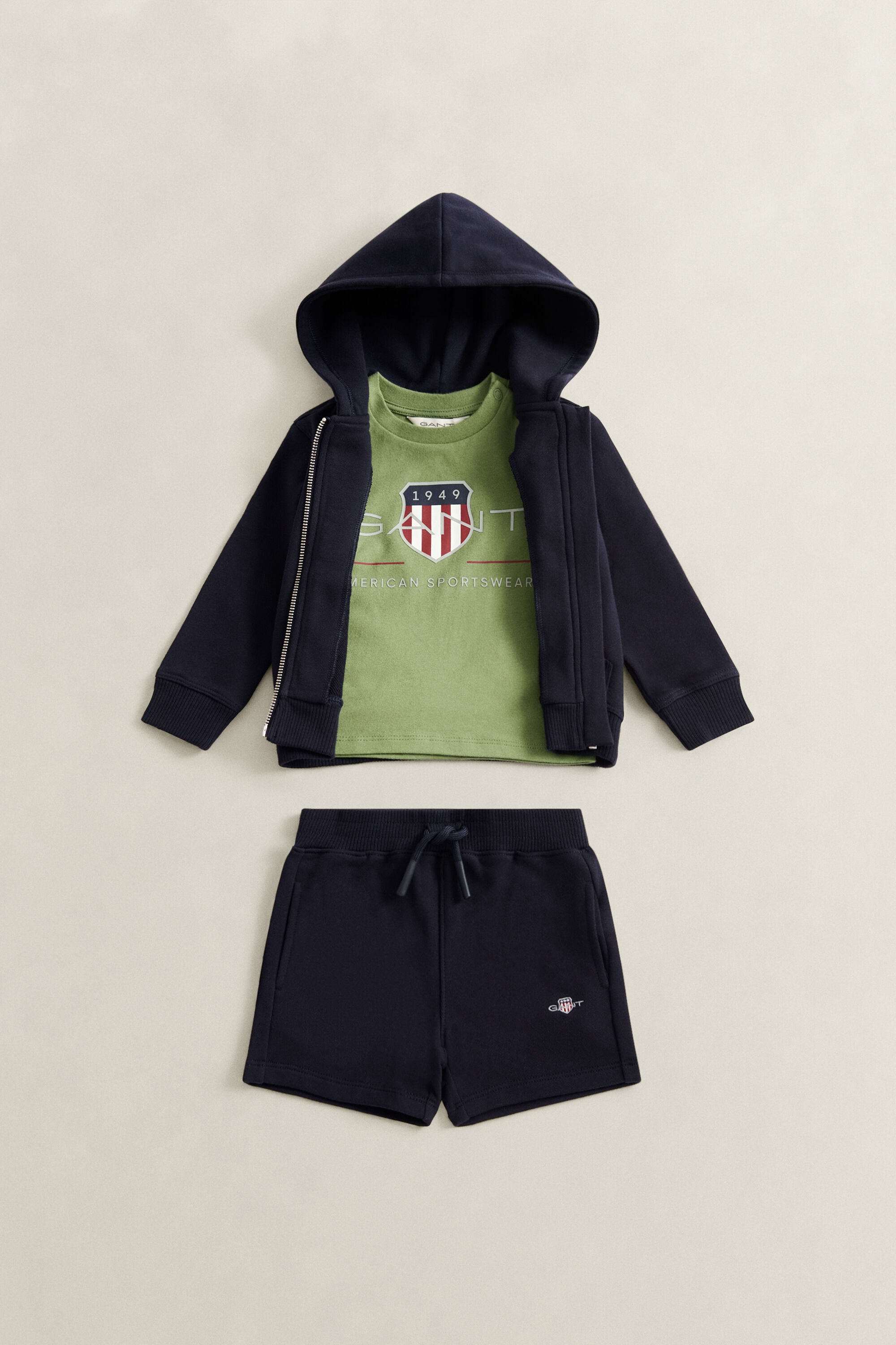 Conjunto com calças desportivas, t-shirt e sweatshirt com capuz e fecho Shield Boys