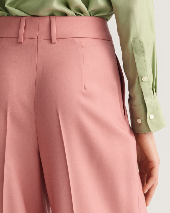 Calças largas com pregas e cintura subida