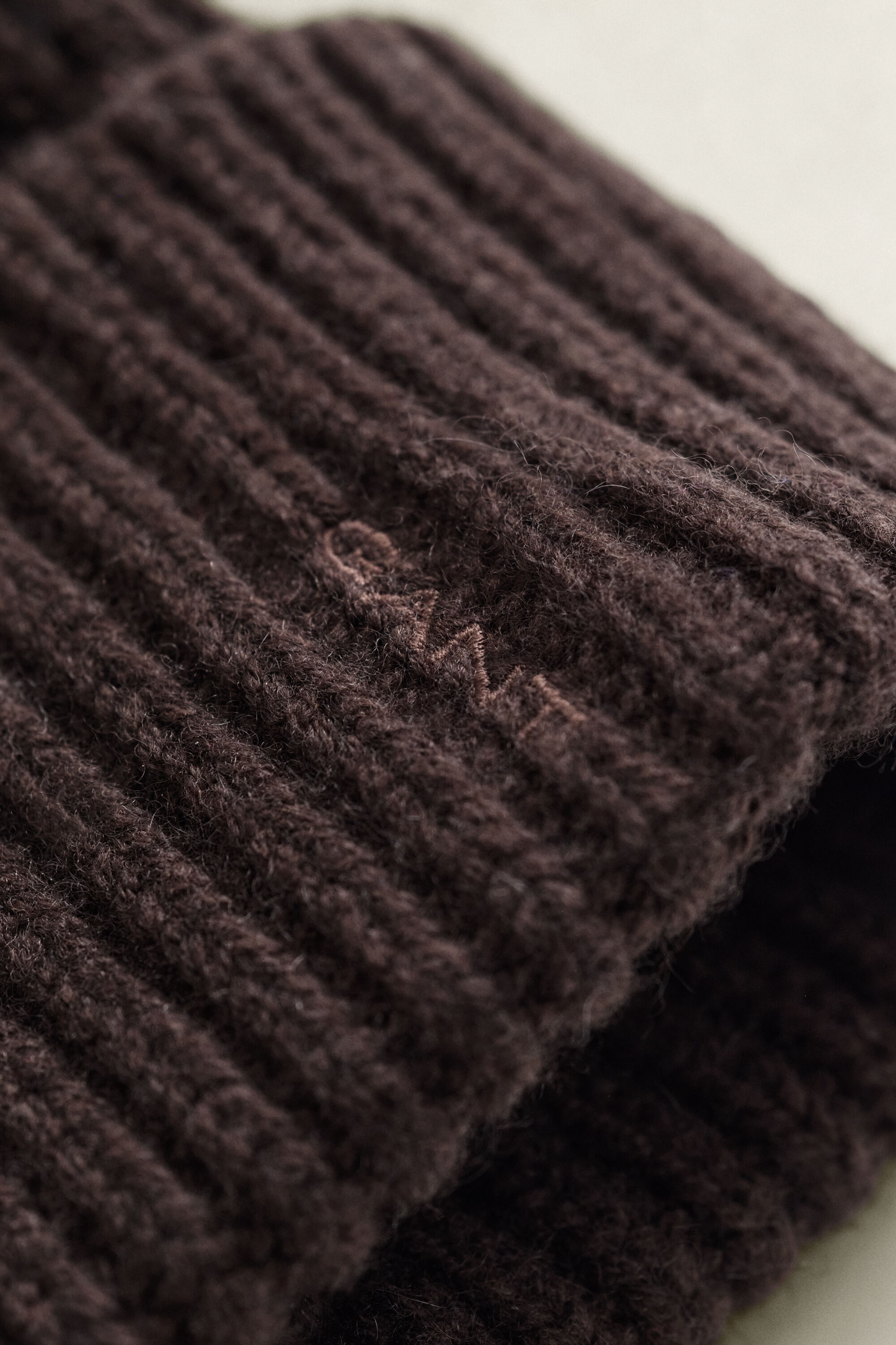 Gorro canelado em mistura de lã e caxemira