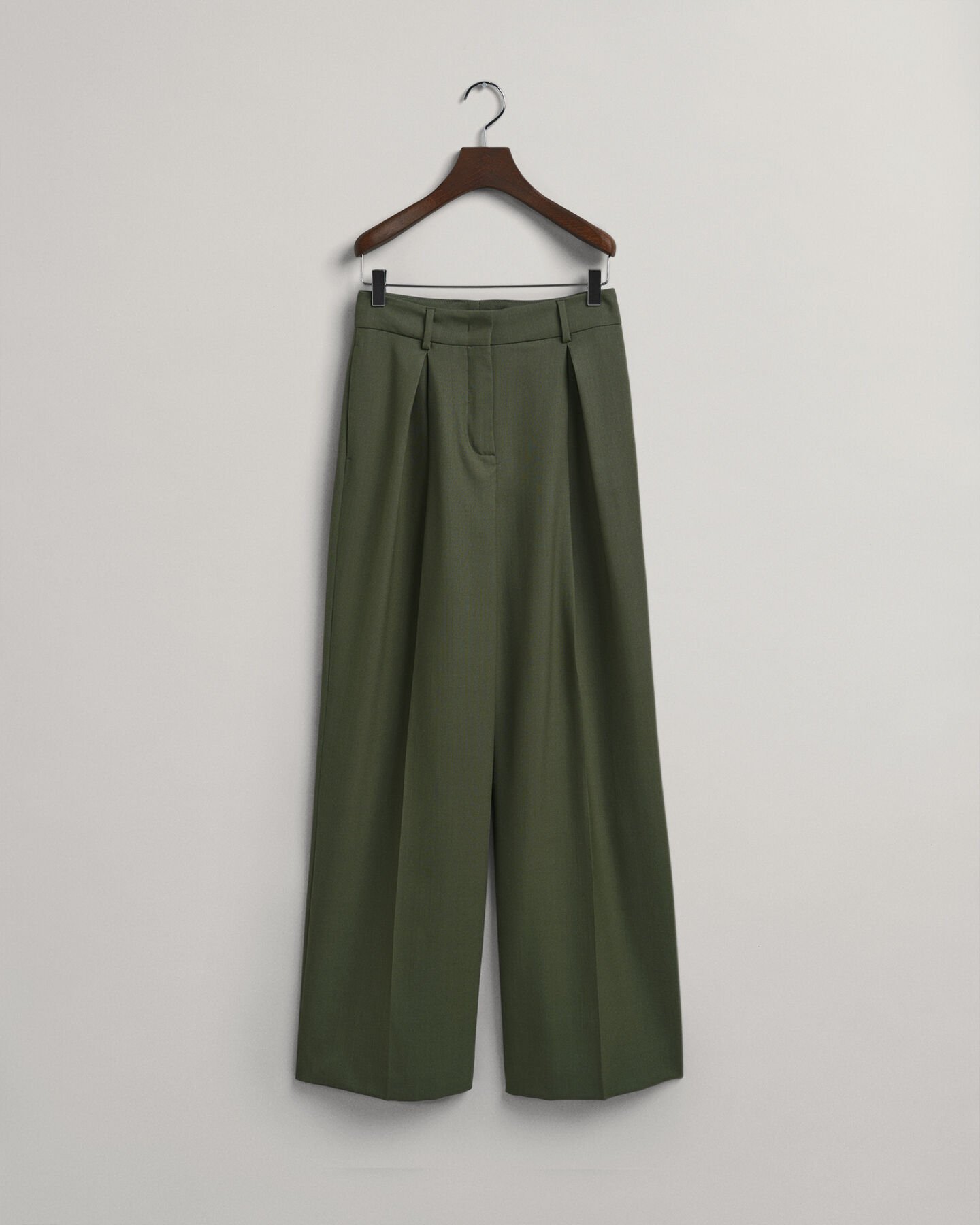 Cal&ccedil;as largas com pregas e cintura subida